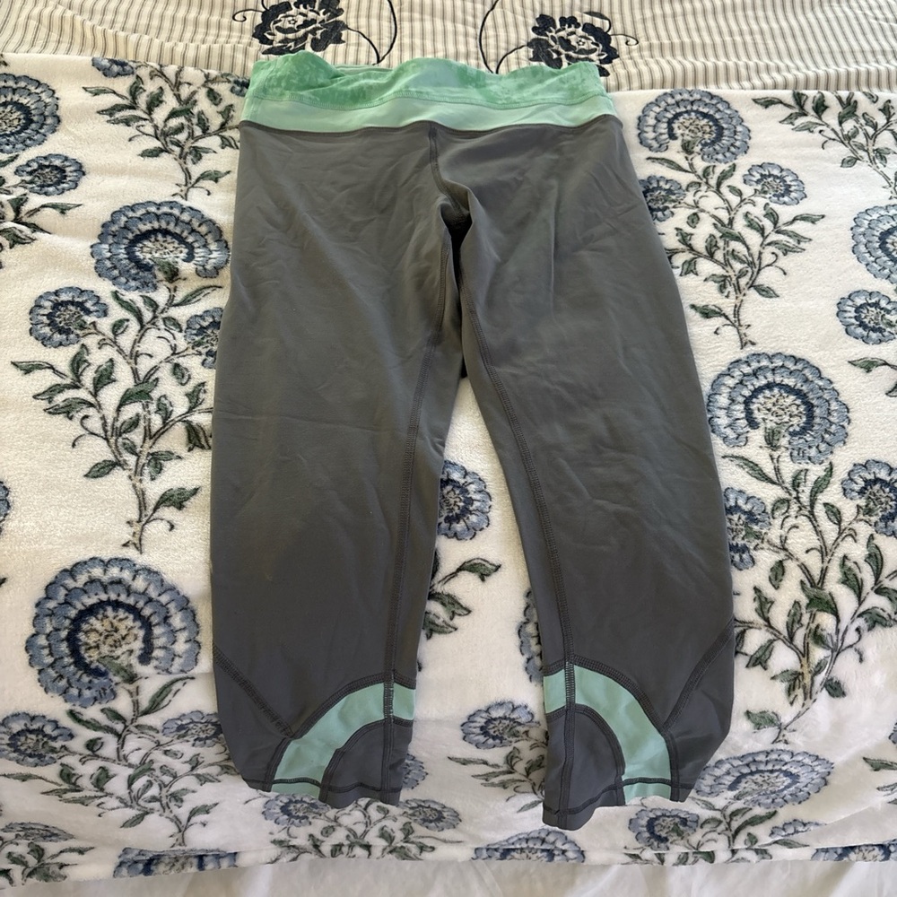 LULULEMON • LEGGINGS
